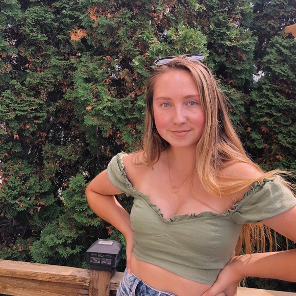 aritzia - green off the shoulder linen top - Picture 2 of 3